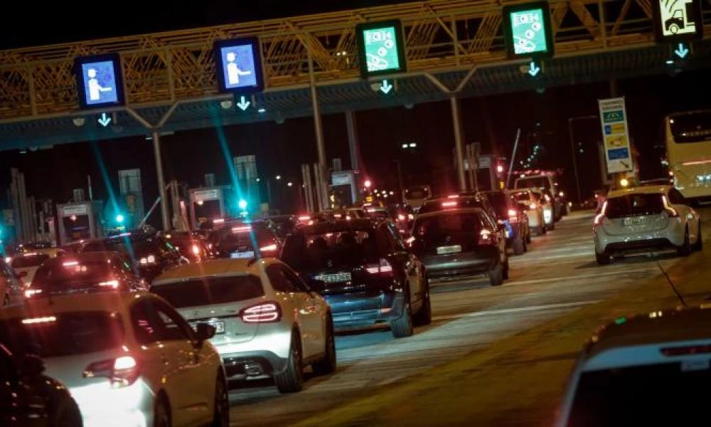 Μετ’ εμποδίων η επιστροφή των Αθηναίων - Μποτιλιάρισμα και ουρές στα διόδια
